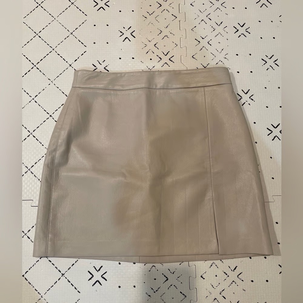 WILFRED ARITZIA Vegan Faux Leather Patio Mini Skirt 
Light brown - Picture 12 of 13